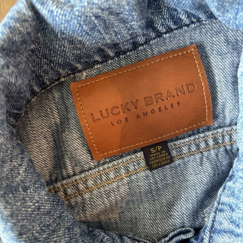 Lucky Brand Denim Tomboy Trucker Jacket Frayed Hem Size Small Boho Casual Grunge - Picture 8 of 14